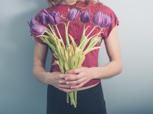 Young woman with dead flowers - Foto, afbeelding
