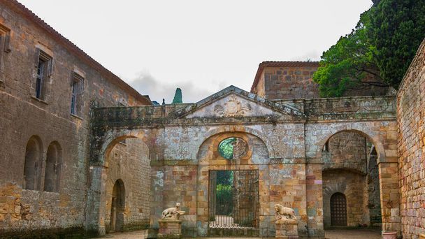 Fontfroide Abbey tai Abbaye de Fontfroide on luostari Ranskassa goottilainen seinät ja kaaret - Valokuva, kuva