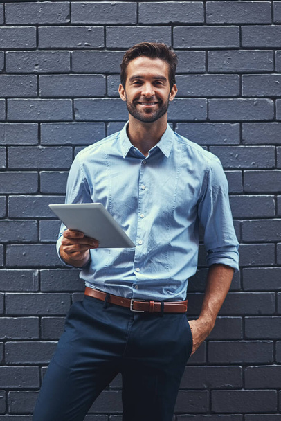 Porträt, Lächeln und Geschäftsmann auf Tablet auf einem Wandhintergrund in Australien. Glückliche, digitale Technologie und das Gesicht eines professionellen, unternehmerischen oder selbstbewussten Finanzberaters im Internet in der Stadt. - Foto, Bild