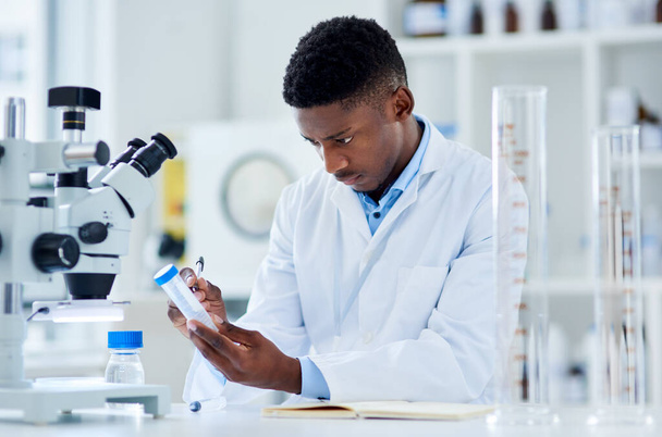 Tiede, laboratorio ja musta mies koeputki lääketieteelliseen analyysiin, tutkimukseen ja mikroskooppiin. Terveydenhuolto, biotekniikka ja tiedemies näyteastialla kokeilua, lääketiedettä ja kehittämistä varten. - Valokuva, kuva