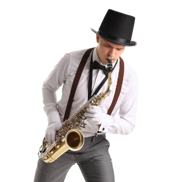 Чоловічий художник грає на саксофоні на білому тлі - Фото, зображення