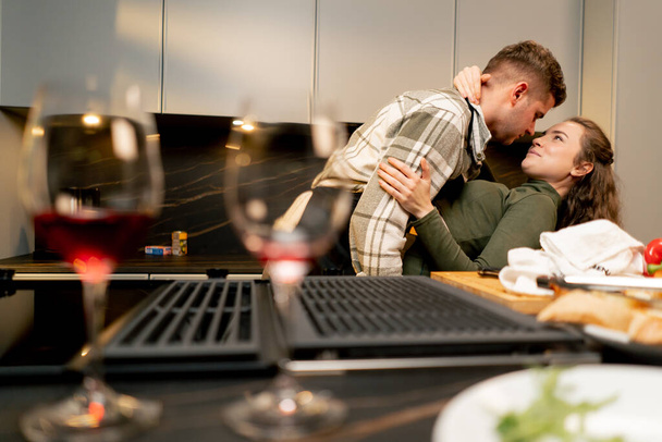 キッチンでダンスを一緒に料理する美しいキッチンで恋に若いカップル - 写真・画像