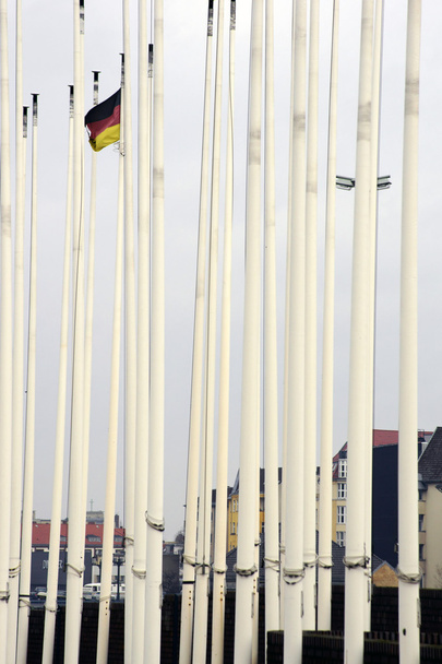 Saksan lippu lipputankojen välillä
 - Valokuva, kuva