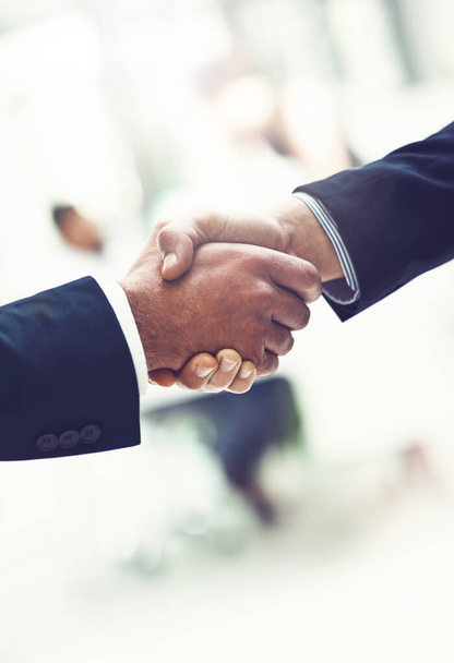 Handshake, equipo y hombres de negocios en la oficina con acuerdo b2b, colaboración o acuerdo. Abogados profesionales, colaboradores y profesionales en reuniones estrechando manos para saludar o dar la bienvenida en el lugar de trabajo - Foto, imagen