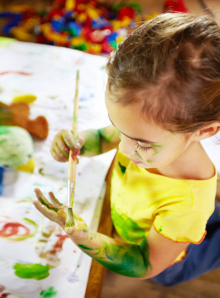 Malířství, dívka a student s kreativním domácím úkolem, úkolem nebo projektem do školy. Barevné, umělec a mladý kluk vytváří umění na papíře pro hobby, vývoj dítěte nebo aktivitu v domě - Fotografie, Obrázek