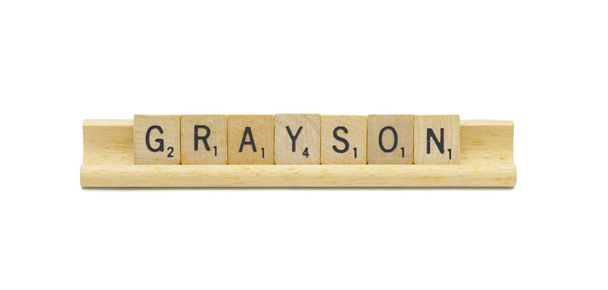 Маямі, FL 4-18-24 популярне дитяче ім'я GRAYSON, зроблене з квадратної дерев'яної плитки Англійські літери абетки з натуральним кольором і зерном на тримачі дерев'яної стійки ізольовані на білому тлі - Фото, зображення