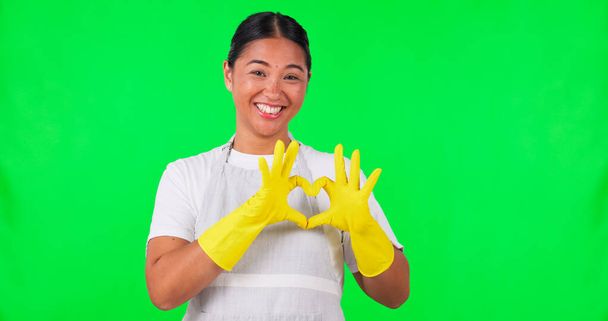 Mujer asiática feliz, las manos del corazón y la pantalla verde en la limpieza contra un fondo de estudio. Retrato de persona femenina, criada o sonrisa más limpia o mostrar emoji mano amorosa, signo o símbolo en el espacio de maqueta. - Foto, Imagen