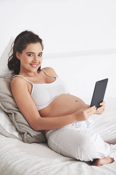 Bett, Haus und Porträt einer schwangeren Frau mit Tablet für Mutterschaftswebsite, Zukunftsplanung und Blog. Glücklich, Mutter und entspannen Sie sich mit Technologie für soziale Medien, Schwangerschaftsupdate und Internetsuche. - Foto, Bild