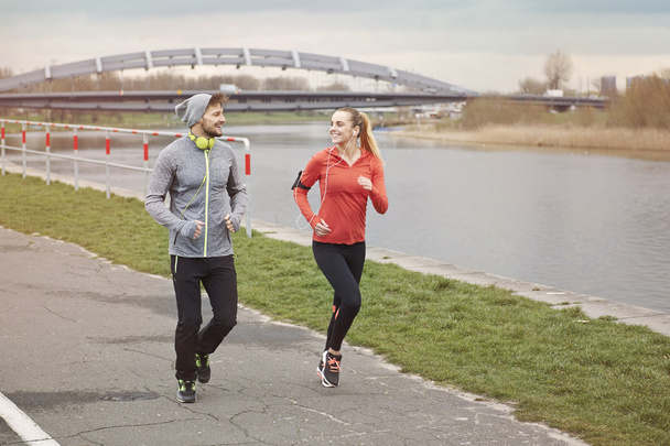 Fitness-Paar joggt im Freien - Foto, Bild