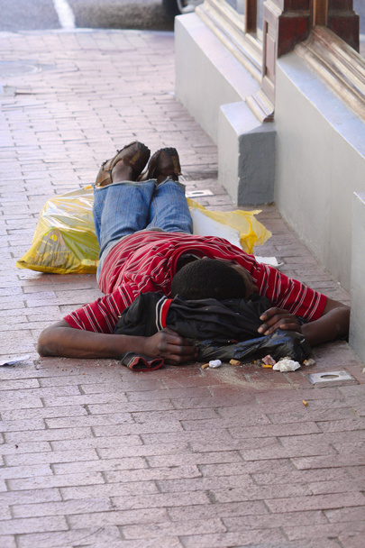 fakir dilenci toprakta yatan - Fotoğraf, Görsel