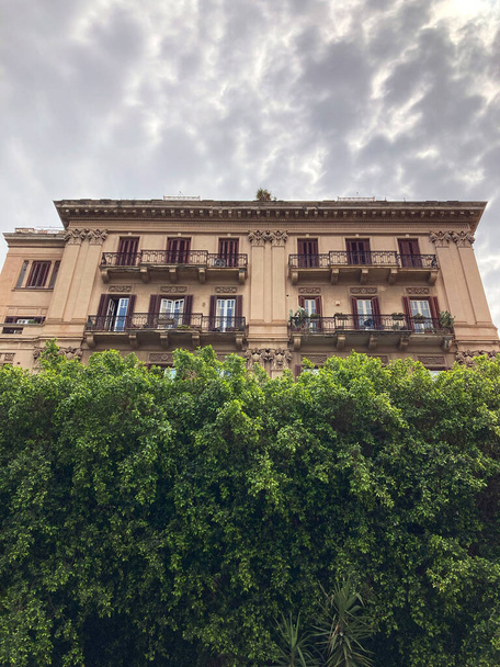 antigua casa en Palermo en el fondo del cielo y árboles verdes - Foto, imagen