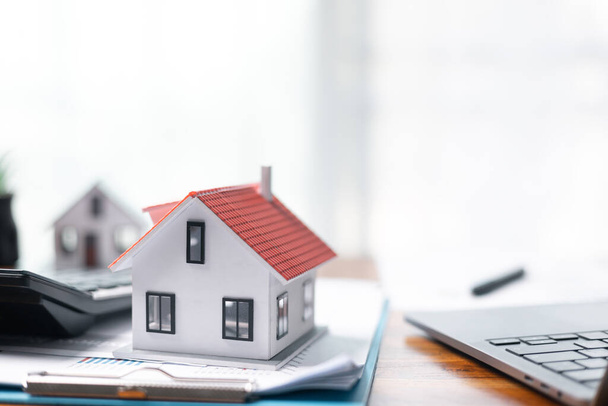 Invertir en la propiedad a través de un préstamo hipotecario es una forma común de financiar la vivienda, que sirve tanto como inversión sólida y segura decisión de negocios en el ámbito de los bienes raíces. Financiación de inversiones inmobiliarias. - Foto, Imagen