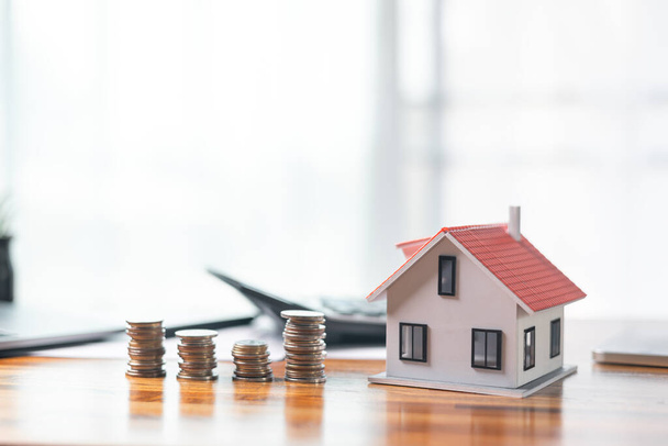Hypothekendarlehen ermöglichen es Privatpersonen, ein Eigenheim zu kaufen, wodurch Mietkosten in kluge Investitionen umgewandelt werden, Immobilieneigentum generiert Mieteinnahmen und fördert die finanzielle Stabilität durch vertragliche Vereinbarungen. - Foto, Bild
