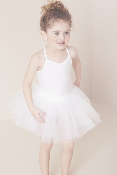Young ballerina in studio - Foto, imagen