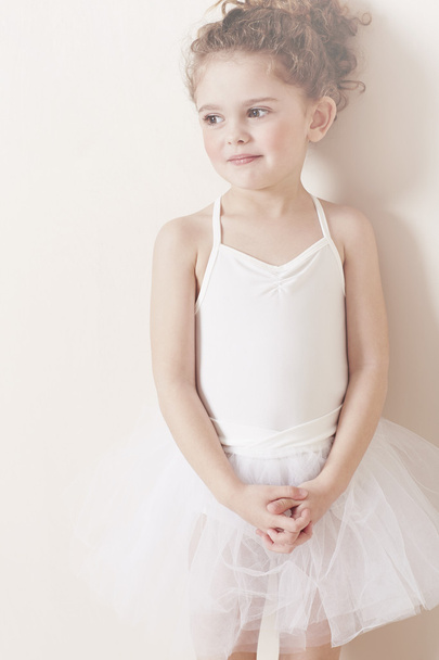 Young ballerina looking away - Foto, afbeelding