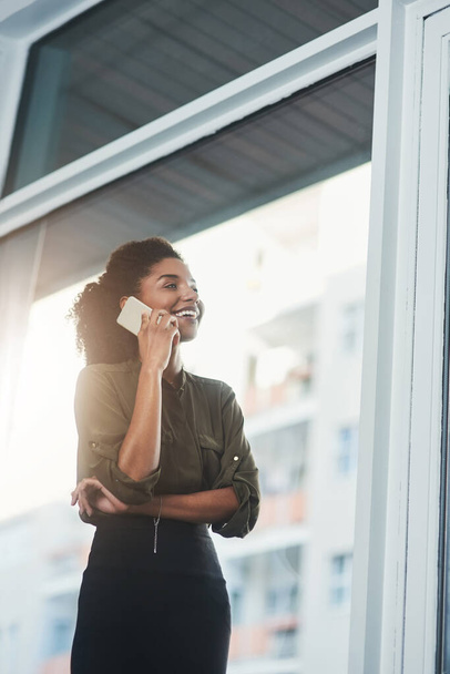 Telefoongesprek, venster en zakelijke zwarte vrouw in kantoor voor online gesprek, contact en praten. Bedrijfsadviseur, bedrijf en werknemer op smartphone voor communicatie, b2b netwerk of verbinding. - Foto, afbeelding