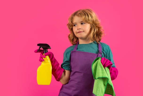 Dzieciak pomaga w pracach domowych, sprząta dom. Akcesoria do czyszczenia, środki czyszczące. Studio isoalted portret dziecka pomaga w pracach domowych, sprzątanie domu. Sprzątanie, prace domowe - Zdjęcie, obraz