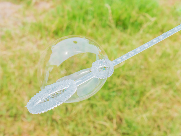 мильна бульбашка, що росте з повітряного кільця
 - Фото, зображення