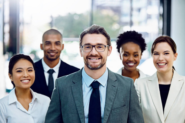 Lächeln, Vielfalt und Portrait von Geschäftsleuten im Büro für Teamwork, Zusammenarbeit und Führung. Glücklich, stolz und Gruppe selbstbewusster Finanzberater mit Manager für Praktikum am Arbeitsplatz - Foto, Bild
