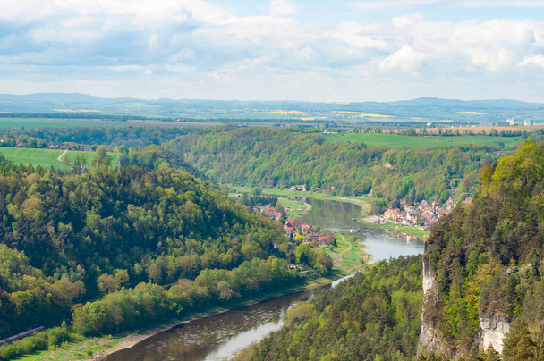 Belle vue d'été sur la rivière Elbe depuis le pont Bastei. Scène matinale colorée du parc national de Suisse saxonne, Allemagne, Europe. Splendide paysage des montagnes de grès, Saxe. - Photo, image