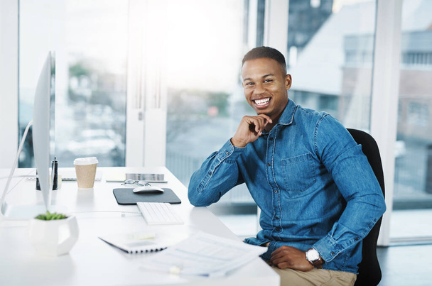 Portrait, bonheur et homme noir dans un bureau moderne avec ordinateur portable, paperasse et sourire au bureau. Homme d'affaires, fierté et technologie sur le lieu de travail pour stage, journaliste et recherche pour start-up. - Photo, image