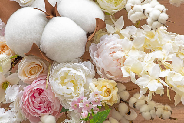 εορταστικό φόντο από μαλακό ροζ τεχνητά λουλούδια και βαμβάκι. Γάμος, γιορτή, διακοπές - Φωτογραφία, εικόνα