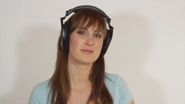 sinnliche Frau, die romantische Musik hört - Filmmaterial, Video