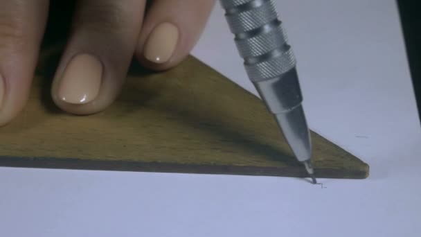 Dívky ruka kreslí šedou čáru - Záběry, video