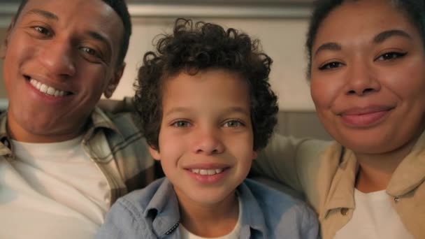 Afroamerikaner glücklich lächelnde Eltern kleiner Sohn Junge Kind Kind Familie Bindung machen Dach mit Händen Symbol Haus Traum Umzug Tag Umzug kaufen Vermietung neues Haus Immobilienversicherung Hypothekenkredit - Filmmaterial, Video