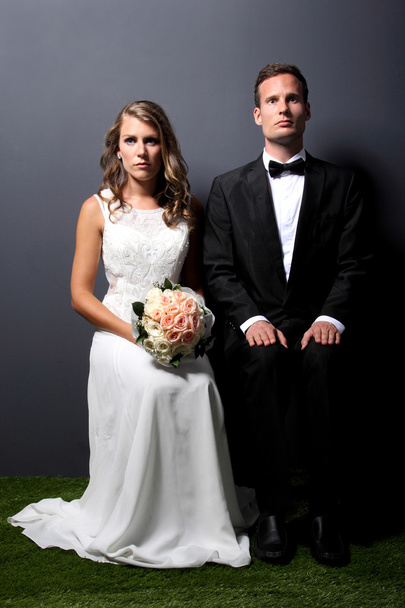 jeune couple nouvellement marié assis sur une chaise
 - Photo, image
