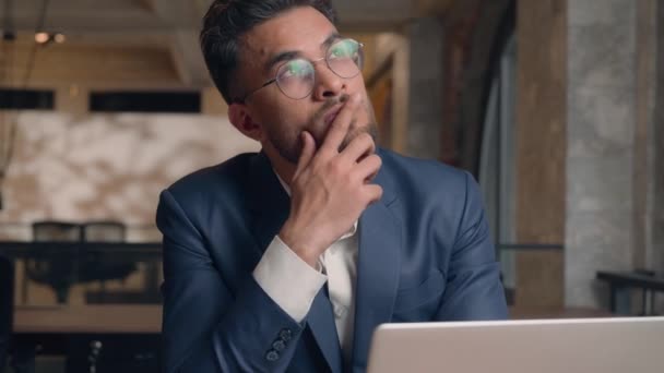 Arab indián gondolkodó üzletember gondolkodás probléma megoldás hiszem ötlet töprengő kérdés komoly töprengő férfi srác üzletember úgy dönt, keresési válasz választani tervezési számítógépes munka az irodában - Felvétel, videó