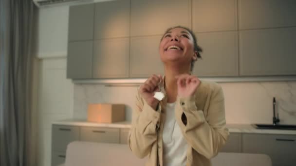 Happy vzrušená žena drží klíče realitní koupit bydlení pohybující se den relokace radostná dívka tanec bavte se žena majitel domu oslavit nákup bytového domu nájemné hypotéka bankovní úvěr - Záběry, video