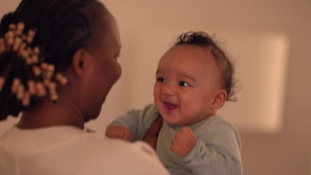 cuidado de niños maternidad escena de feliz joven divertido y alegre - Metraje, vídeo