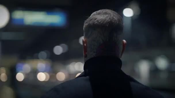 Aufmerksamkeitssuchende tätowierte männliche Person steht auf der Urban City Street - Filmmaterial, Video