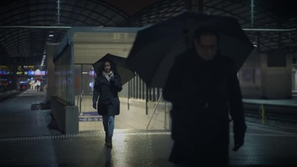 Couple discutant en colère à la gare la nuit - Séquence, vidéo