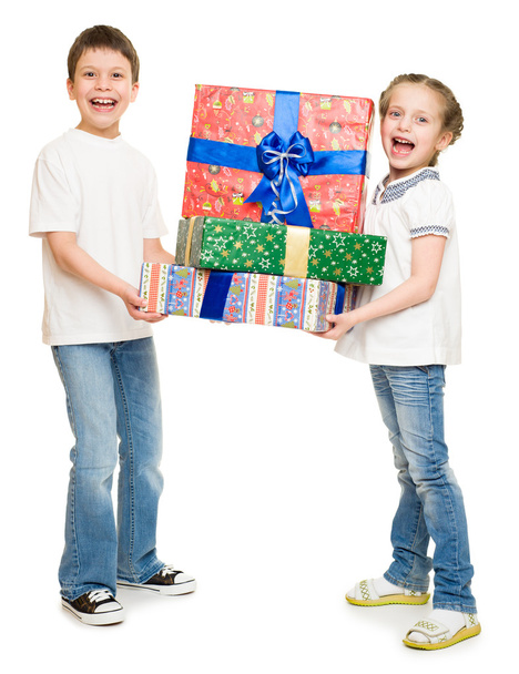 dos niños con cajas de regalo
 - Foto, imagen