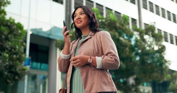 Asyalı kadın, şehirde telefon görüşmesi ve konuşma, şirket anlaşması için planlama ve ağ kurma. Şehir merkezinde konuşma ve konuşma için başvuru yapan kadın, seyahat ve iş çıkışı için danışmanlık. - Video, Çekim