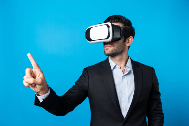 Projectmanager met virtual reality bril die naar data-analyse kijkt terwijl hij data analyseert en aanwijst. Geschoolde zakenman die VR-brillen en digitale innovatie gebruikt terwijl hij metavers binnenstapt. Afwijking. - Foto, afbeelding
