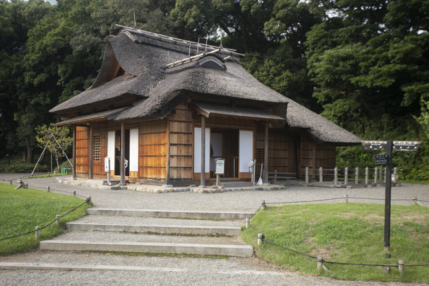Tradycyjna japońska herbaciarnia chashitsu zwana Tsubame-no-ochaya lub herbaciarnia Swallow wzdłuż stawu Shiori-no-ike w Ogrodach Hama-riky - Zdjęcie, obraz