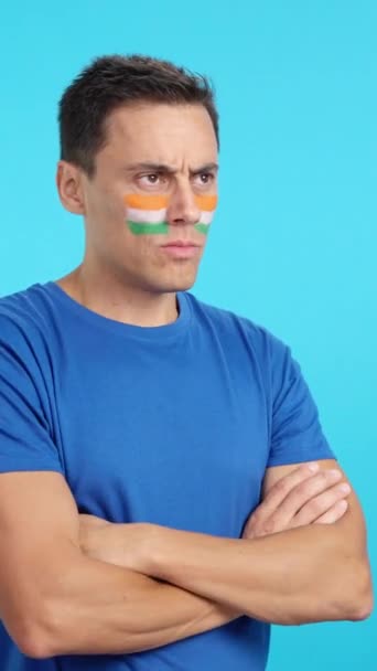 Stüdyoda Hintli bir vatanseverin ciddi bir ifadeyle bakışlarını çevirdiği bir video. - Video, Çekim