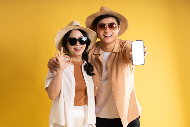 Image de portrait de couple posant sur fond jaune, été, voyage - Photo, image