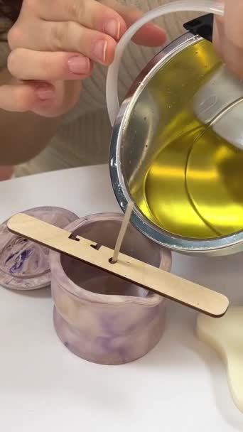 Kreativní zaměstnání svíčky ukazující nalití tekutého vosku do sklenic. zpomalený záběr ženy nalévání sójový vosk do svíčky sklenice - Záběry, video