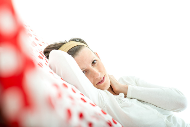 Молода жінка лежить на ліжку
 - Фото, зображення
