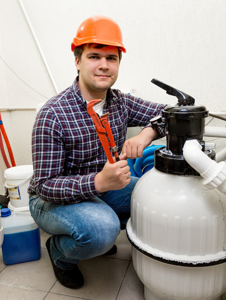 Ingenieur posiert an Hochdruck-Umwälzanlage mit Zange - Foto, Bild