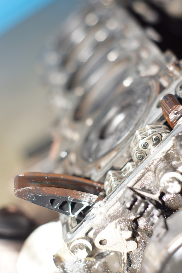 Mechanische handen Draai moer met sleutel bij het herstellen van de motor - Foto, afbeelding