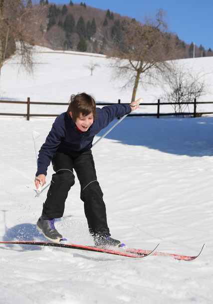 неопытный мальчик, катающийся на лыжах
 - Фото, изображение
