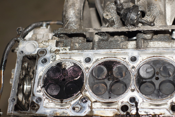 Механічні руки затягують гайку ключем під час ремонту двигуна
 - Фото, зображення