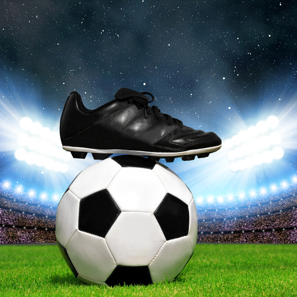 futball-labda, és a cipő a fűben - Fotó, kép