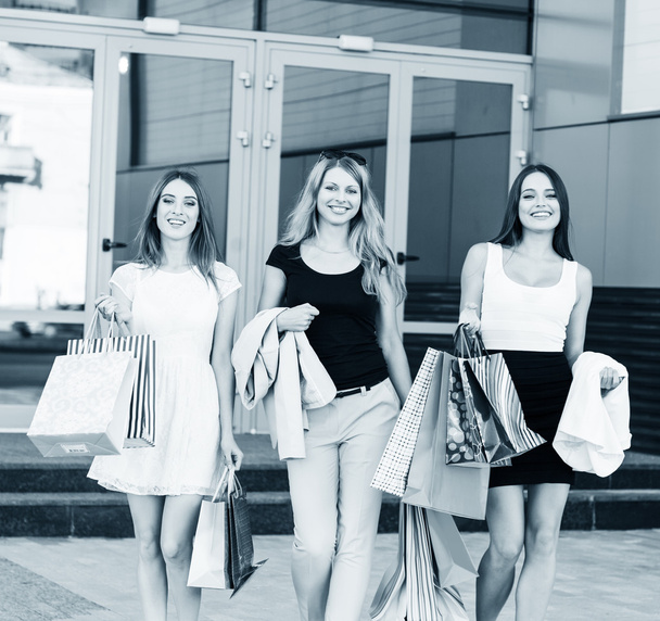 mladé ženy po nakupování - Fotografie, Obrázek