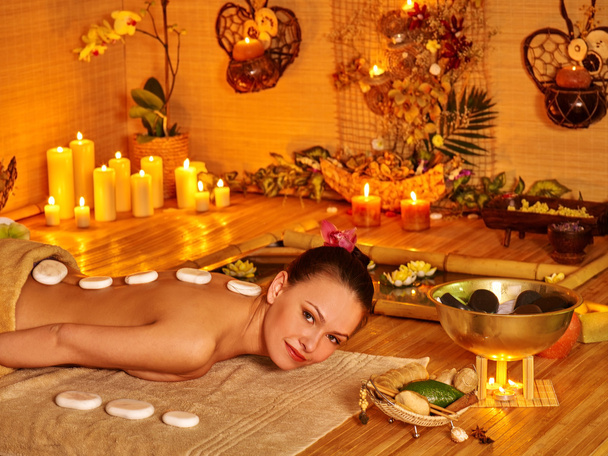 Mujer recibiendo masaje de piedra terapia
 . - Foto, imagen